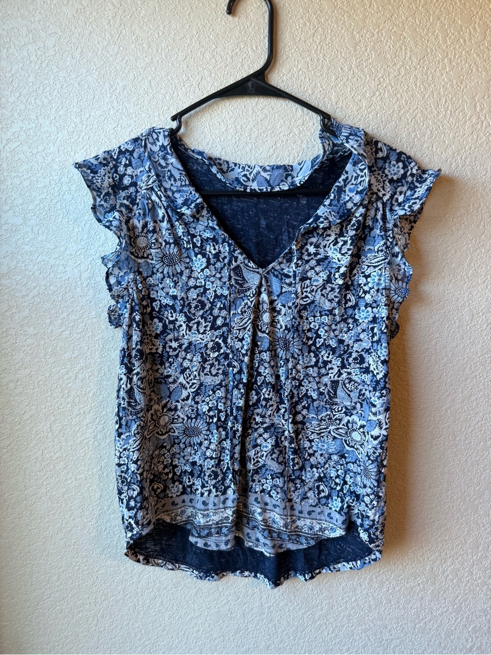 Lucky Brand Navy and White Floral V-Neck Flutter Sleeve Blouse